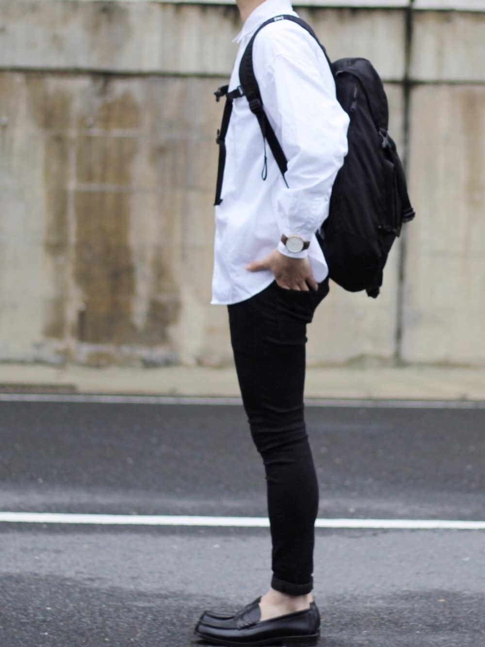 ホワイト系のシャツ/ブラウス、ブラック系のその他パンツ、ブラック系のローファーを着用したメンズの春コーディネートの1枚目の写真