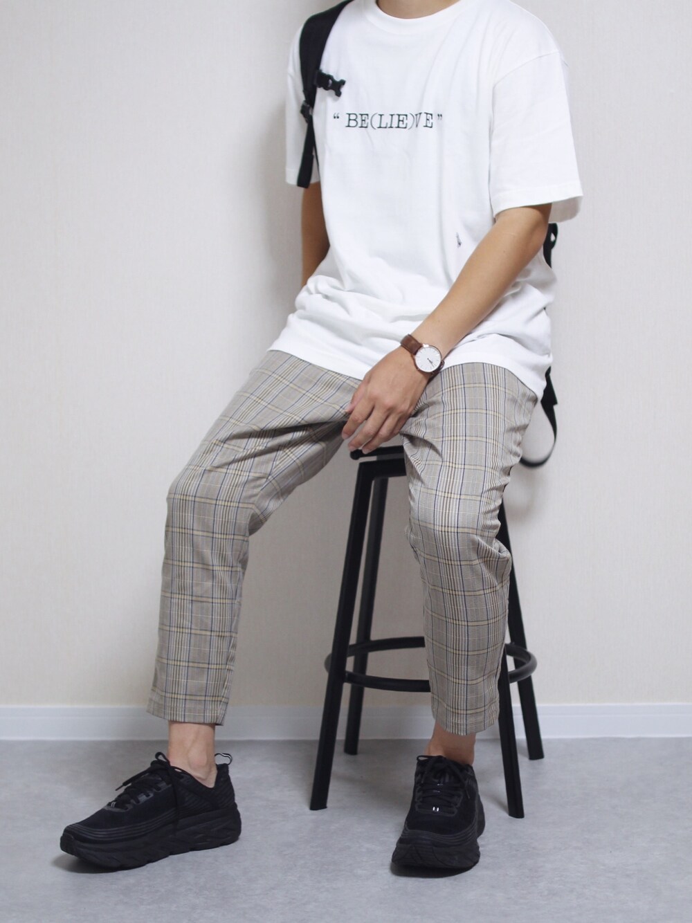 ホワイト系のTシャツ/カットソー、その他のその他パンツ、ブラック系のスニーカーを着用したメンズの夏コーディネートの1枚目の写真