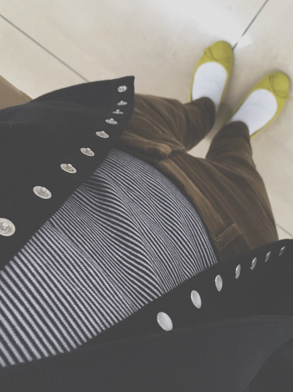 ブラック系のカーディガン/ボレロ、ブルー系のTシャツ/カットソー、ブラウン系のデニムパンツを着用したレディースの春コーディネートの1枚目の写真