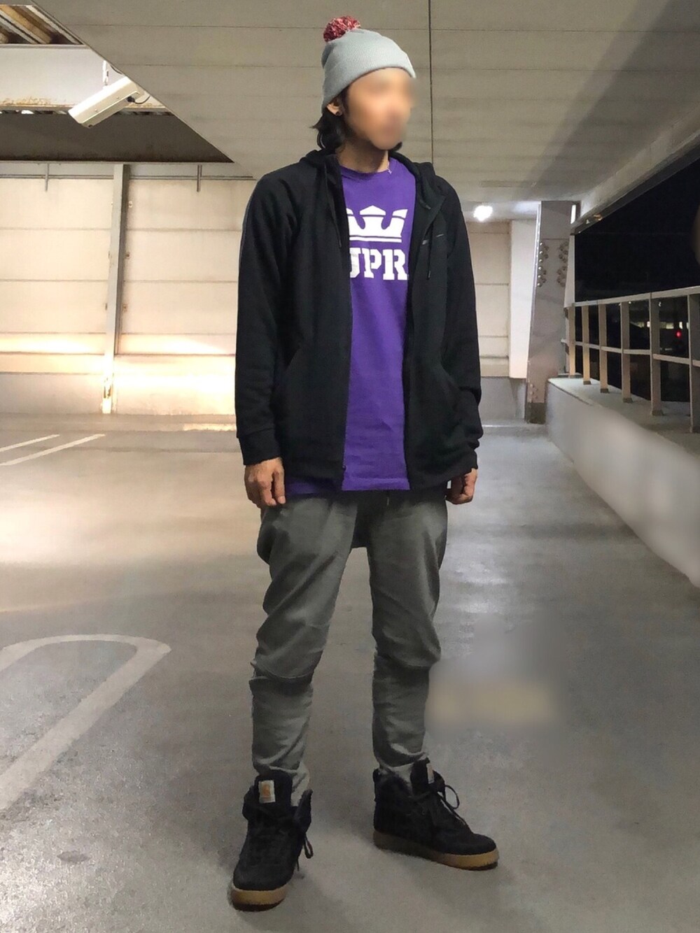 ブラック系のスニーカー、グレー系のパンツ、ブラック系のパーカーを着用したメンズの冬コーディネートの1枚目の写真