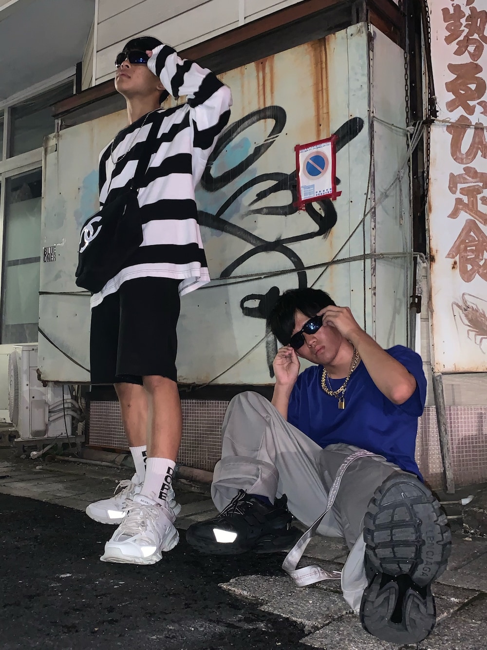 「お洒落さんとつながりたい、秋のコーデ、休日スタイル、ビッグシルエット、ブラックコーデ、古着MIX、スニーカー、スニーカーコーデ、ストリート、バレンシアガ」｜「mnmlのアイテム（Tシャツ/カットソー、ホワイト系）」を使った、koyoさん（メンズ・162cm）の秋コーディネートの1枚目の写真