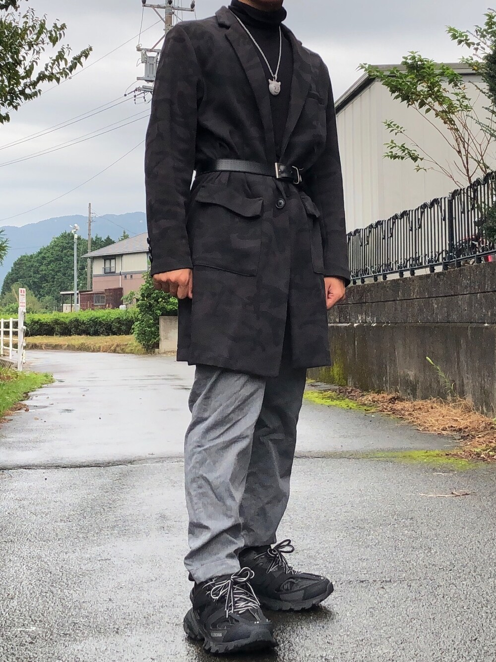 「WEGOのアイテム（トレンチコート、ブラック系）」を使った、koyoさん（メンズ・162cm）の秋コーディネートの1枚目の写真
