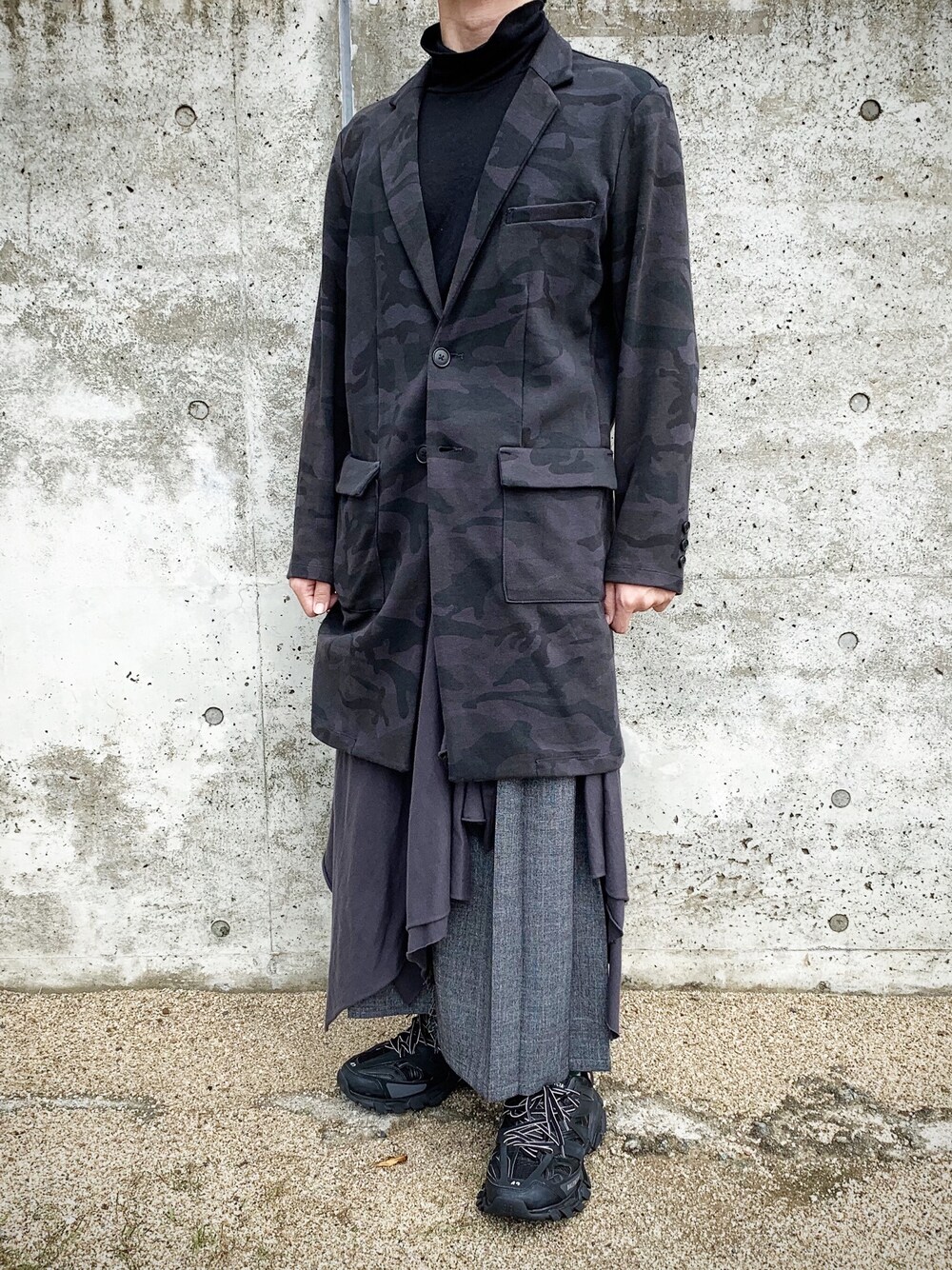 「BALENCIAGAのアイテム（スニーカー、ブラック系）」を使った、koyoさん（メンズ・162cm）の秋コーディネートの1枚目の写真