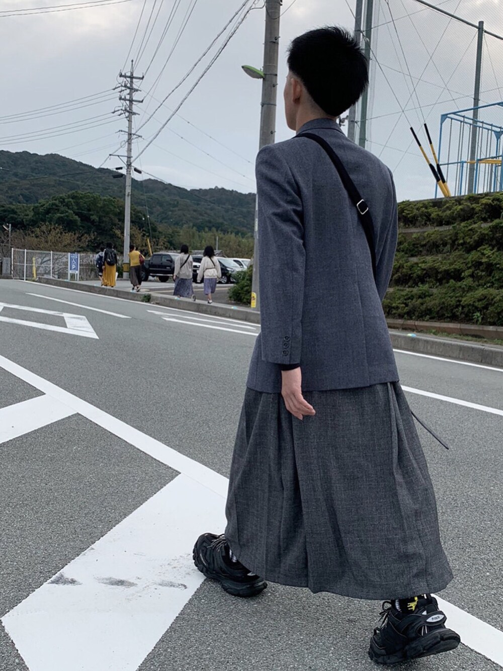 「古着のアイテム（スーツジャケット、グレー系）」を使った、koyoさん（メンズ・162cm）の秋コーディネートの1枚目の写真
