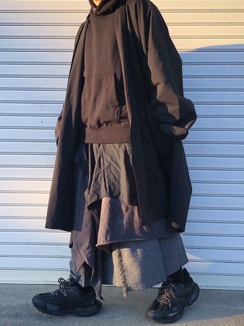 「NOID、モード、秋のコーデ、オーバーサイズ、ヨージヤマモト、おしゃれさんと繋がりたい、BALENCIAGA、カジュアルコーデ、モードストリート、秋」｜「tessのアイテム（ジャケット/アウター、ブラック系）」を使った、koyoさん（メンズ・162cm）の秋コーディネートの1枚目の写真