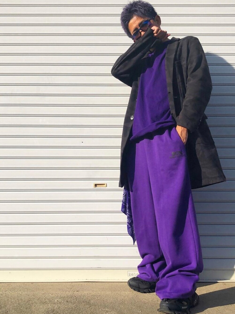 「シンプル、秋コーデ、秋冬コーデ、おしゃれさんと繋がりたい、きれいめカジュアル、ワンカラー、モノトーン、ストリートMIX、大人カジュアル、古着MIX」｜「スポーツサングラスのアイテム（サングラス、ブルー系）」を使った、koyoさん（メンズ・162cm）の秋コーディネートの1枚目の写真