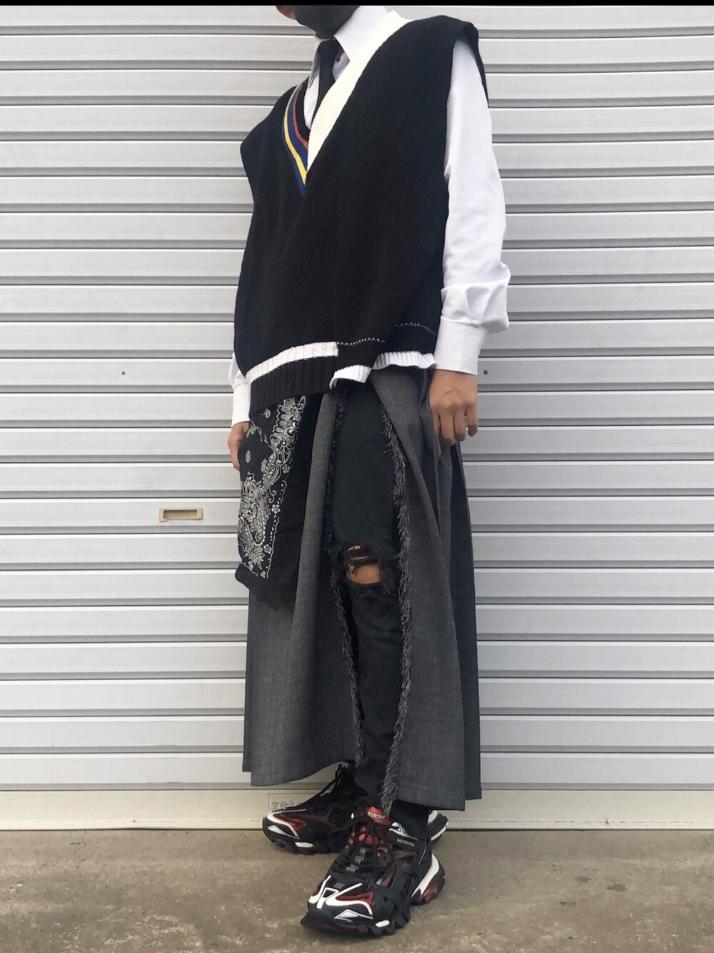 「シンプル、おしゃれさんと繋がりたい、ootd、デニムパンツ、休日スタイル、ユニクロ、きれいめカジュアル、MA-1、冬コーデ」｜「LEGENDAのアイテム（ベスト、ブラック系）」を使った、koyoさん（メンズ・162cm）の冬コーディネートの1枚目の写真