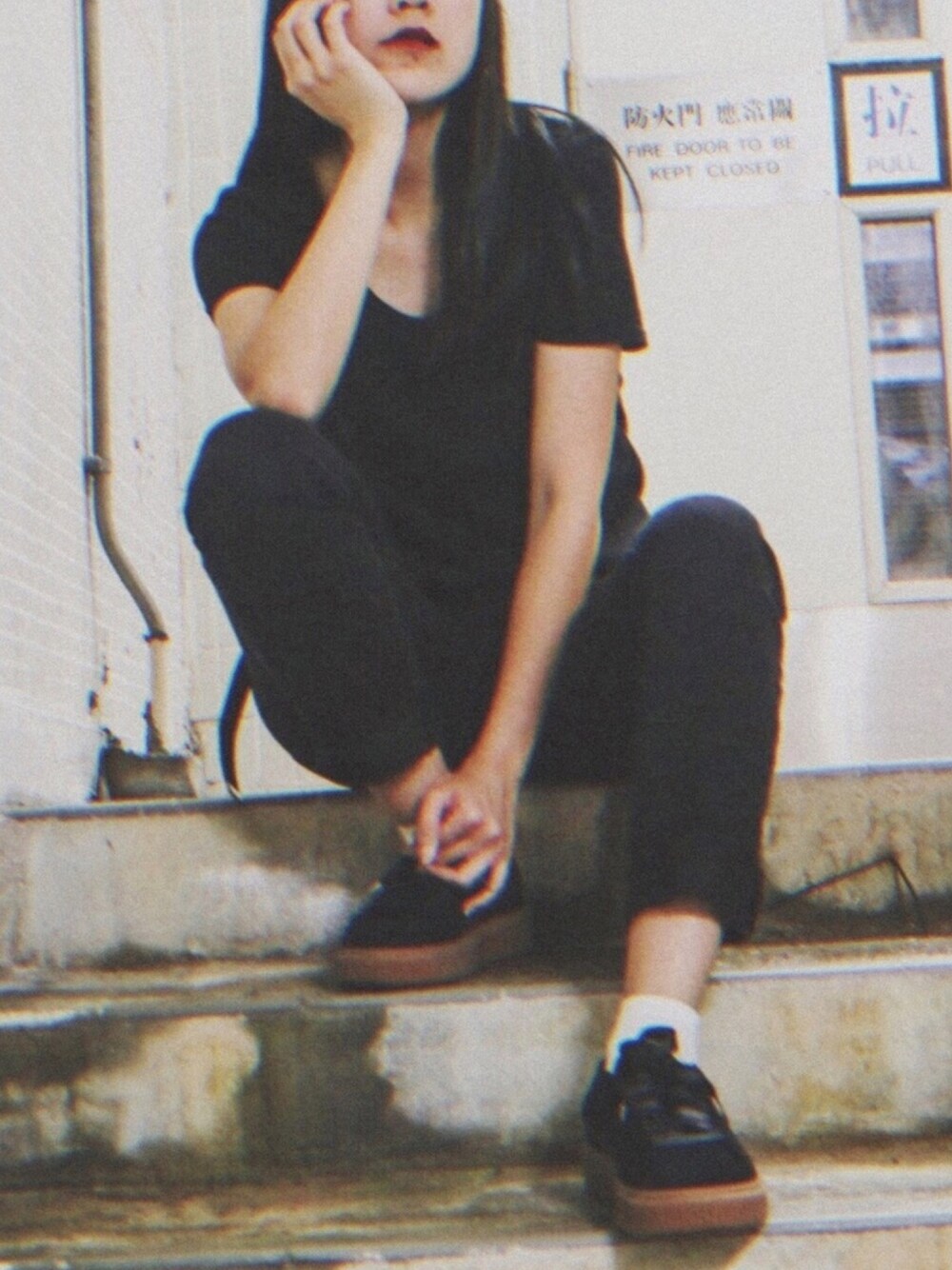「夏、雨、夏休み、階段、streetstyle、H&M、FOREVER 21、niko and ...、PUMA、YSL」｜「YSLの VERNIS À LÈVRES VINYL CREAM #409（口紅/リップティント/グロス、レッド系）」を使った、K.Lさん（レディース・162cm）の夏コーディネートの1枚目の写真