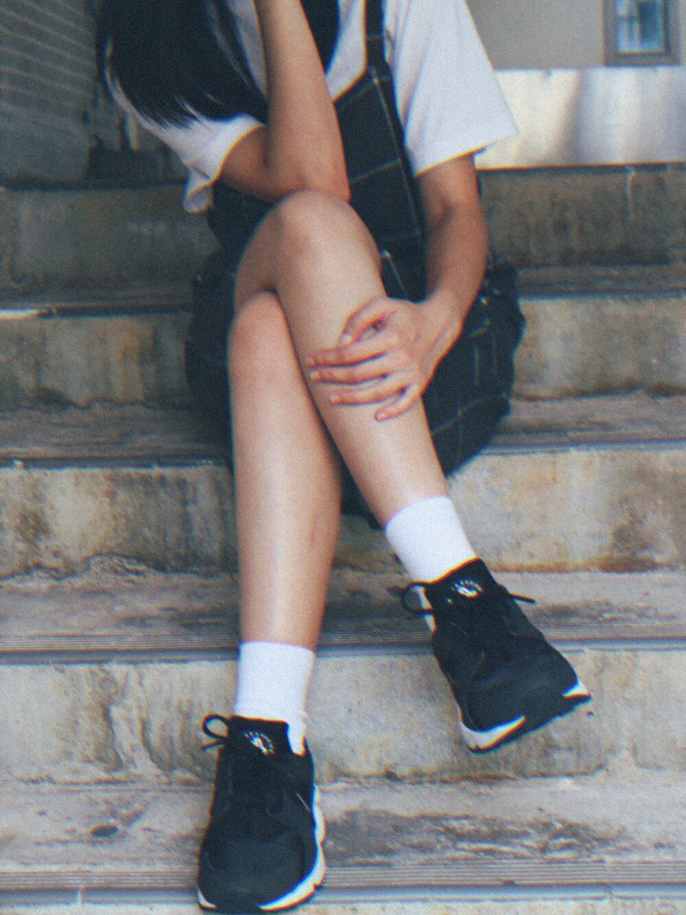 「夏コーデ、雨の日コーデ、チェック、学生風、UNIQLO、stradivarius、NIKE、huarache」｜「UNIQLOのWomen’s cropped crewneck short sleeves （Tシャツ/カットソー、ホワイト系）」を使った、K.Lさん（レディース・162cm）の夏コーディネートの1枚目の写真