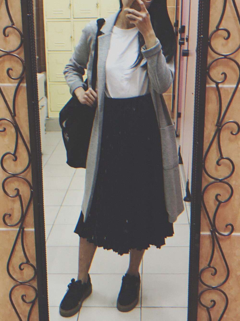 「秋のコーデ、通勤コーデ、暑い秋、UNIQLO、stradivarius、PUMA、niko and ...」｜「UNIQLOのWomen’s cropped crewneck short sleeves （Tシャツ/カットソー、ホワイト系）」を使った、K.Lさん（レディース・162cm）の秋コーディネートの1枚目の写真