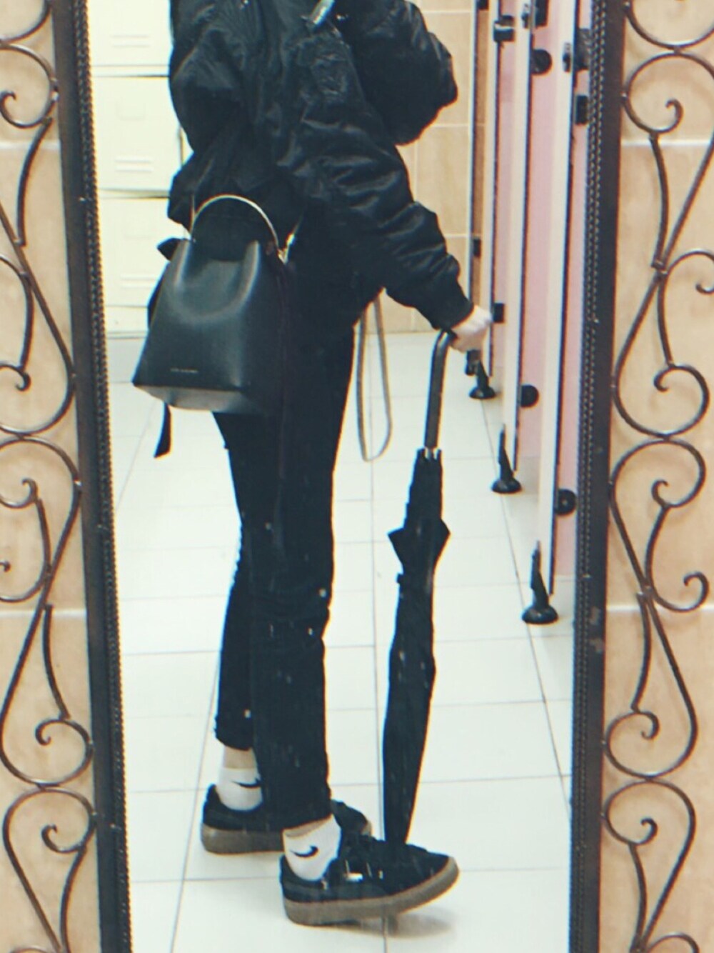 「春コーデ、niko and ...、stradivarius、antisocialsocialclub、BT21、PUMA、CHARLES＆KEITH」｜「CHARLES & KEITHのアイテム（ドラムバッグ、ブラック系）」を使った、K.Lさん（レディース・162cm）の春コーディネートの1枚目の写真