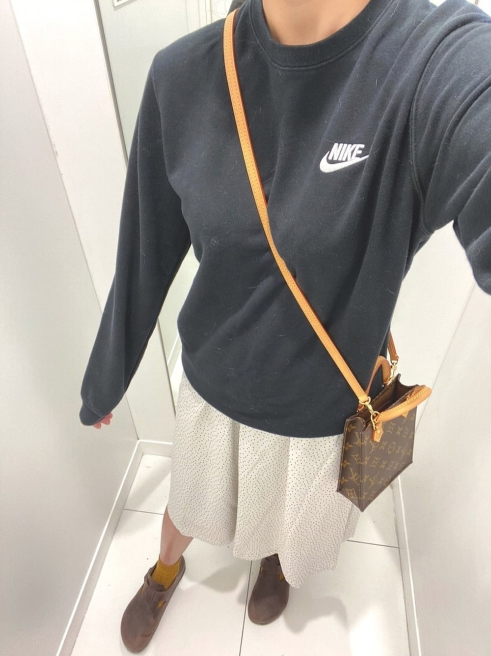 「ootd、今日のコーデ、冬コーデ、冬のコーデ、女の子、NIKE、LouisVuitton、birkenstock」｜「NIKEのアイテム（ジャージ、ブラック系）」を使った、K.Lさん（レディース・162cm）の冬コーディネートの1枚目の写真