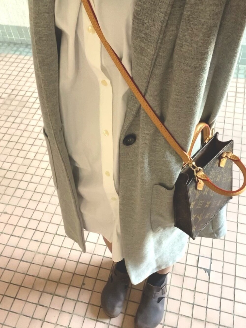 「ootd、今日のコーデ、冬コーデ、冬のコーデ、女の子、LouisVuitton、birkenstock、無印良品、stradivarius」｜「stradivariusのアイテム（ピーコート、グレー系）」を使った、K.Lさん（レディース・162cm）の冬コーディネートの1枚目の写真