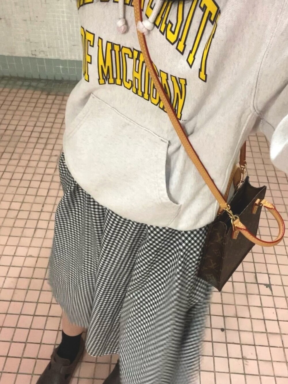 「ootd、今日のコーデ、冬コーデ、冬のコーデ、女の子、LouisVuitton、GU、UNIQLO、birkenstock」｜「GUのアイテム（ジャージ、ホワイト系）」を使った、K.Lさん（レディース・162cm）の冬コーディネートの1枚目の写真