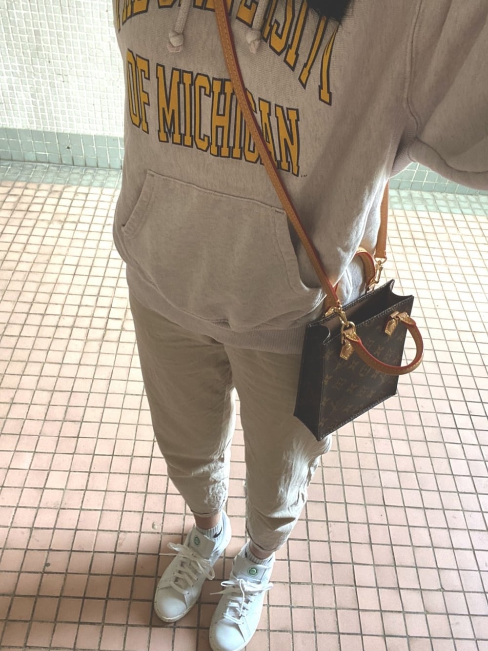 「ootd、今日のコーデ、冬コーデ、冬のコーデ、女の子、LouisVuitton、GU、UNIQLO、adidas」｜「GUのアイテム（ジャージ、ホワイト系）」を使った、K.Lさん（レディース・162cm）の冬コーディネートの1枚目の写真