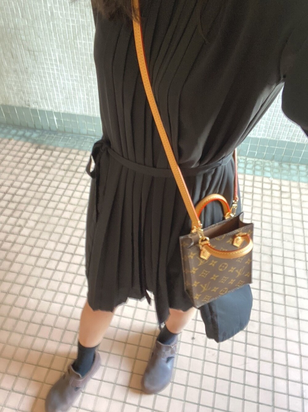 「ootd、今日のコーデ、冬コーデ、冬のコーデ、女の子、LouisVuitton、UNIQLO、birkenstock」｜「UNIQLOのgeorgette pleated long sleeve dress（ワンピース/ドレス、ブラック系）」を使った、K.Lさん（レディース・162cm）の冬コーディネートの1枚目の写真