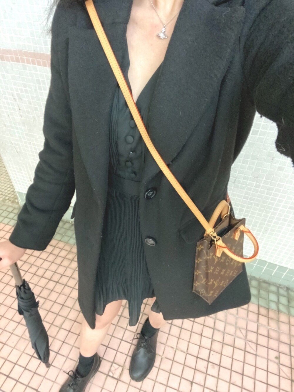 「ootd、今日のコーデ、冬コーデ、冬のコーデ、黒、女の子、LouisVuitton、Vivienne Westwood、Dr.Martens、LOWRYS FARM」｜「LOUIS VUITTONのアイテム（バッグ、ブラウン系）」を使った、K.Lさん（レディース・162cm）の冬コーディネートの1枚目の写真