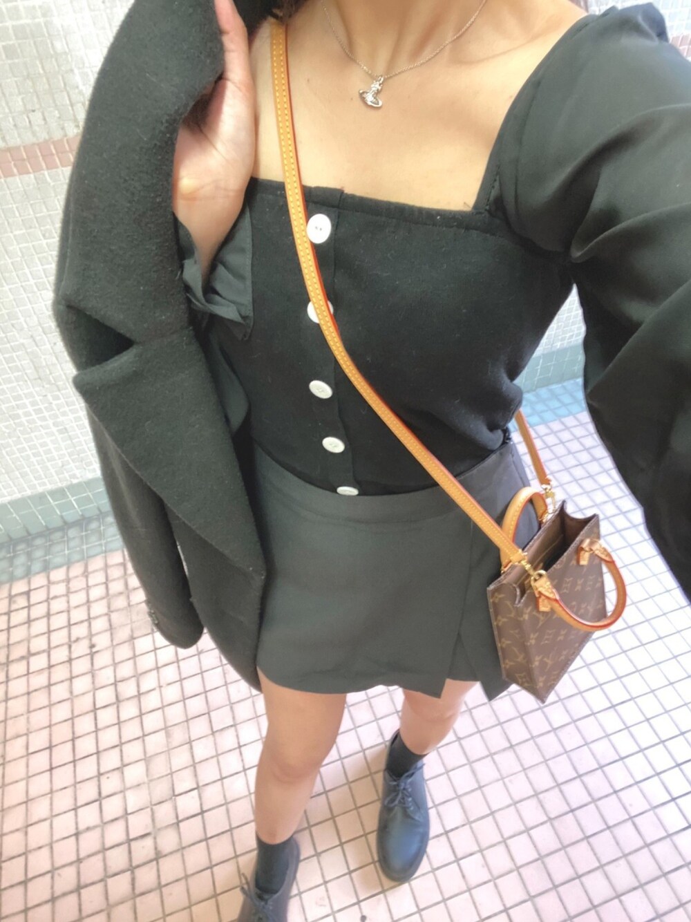 「ootd、今日のコーデ、冬コーデ、冬のコーデ、黒、女の子、LouisVuitton、LOWRYS FARM、Dr.Martens、Vivienne Westwood」｜「Vivienne Westwoodの63020111/SORADA SMALL BAS RELIEF PENDANT（ネックレス、シルバー系）」を使った、K.Lさん（レディース・162cm）の冬コーディネートの1枚目の写真