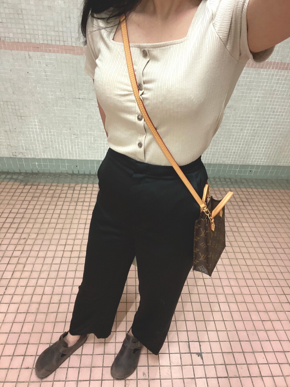 「ootd、春コーデ、今日のコーデ、女の子、LouisVuitton、UNIQLO、birkenstock」｜「AIRSPACEのアイテム（トップス、ベージュ系）」を使った、K.Lさん（レディース・162cm）の冬コーディネートの1枚目の写真