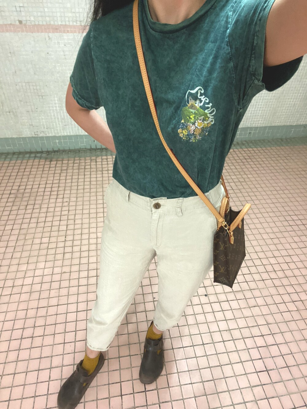 「ootd、春コーデ、今日のコーデ、女の子、LouisVuitton、ripndip、UNIQLO、birkenstock、BVLGARI」｜「RIPNDIPのアイテム（Tシャツ/カットソー、グリーン系）」を使った、K.Lさん（レディース・162cm）の冬コーディネートの1枚目の写真