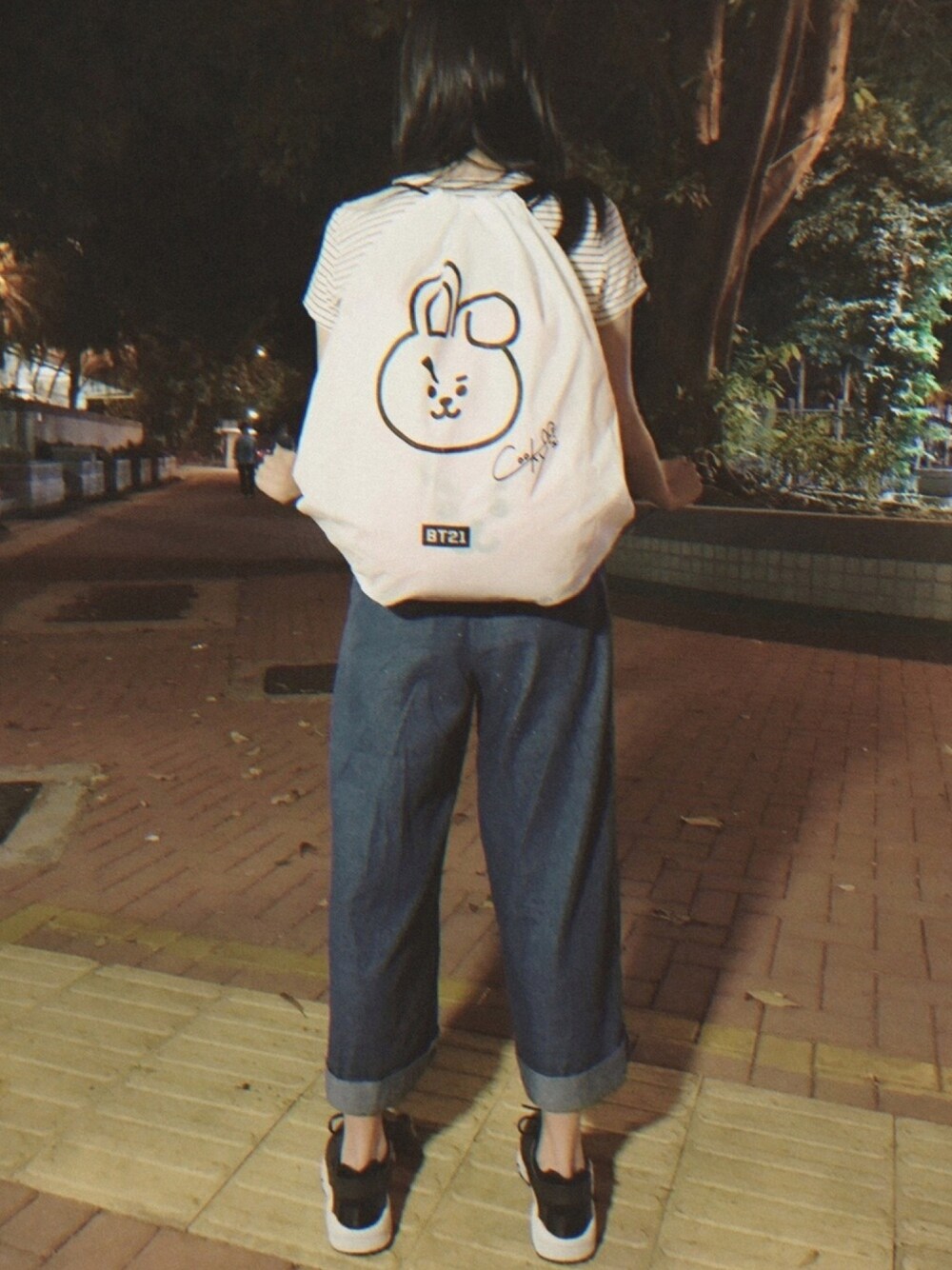 「プレゼント、BT21、Cooky、6ixty8ight、UNIQLO、NIKE」｜「NIKEのアイテム（スニーカー、ブラック系）」を使った、K.Lさん（レディース・162cm）の夏コーディネートの1枚目の写真