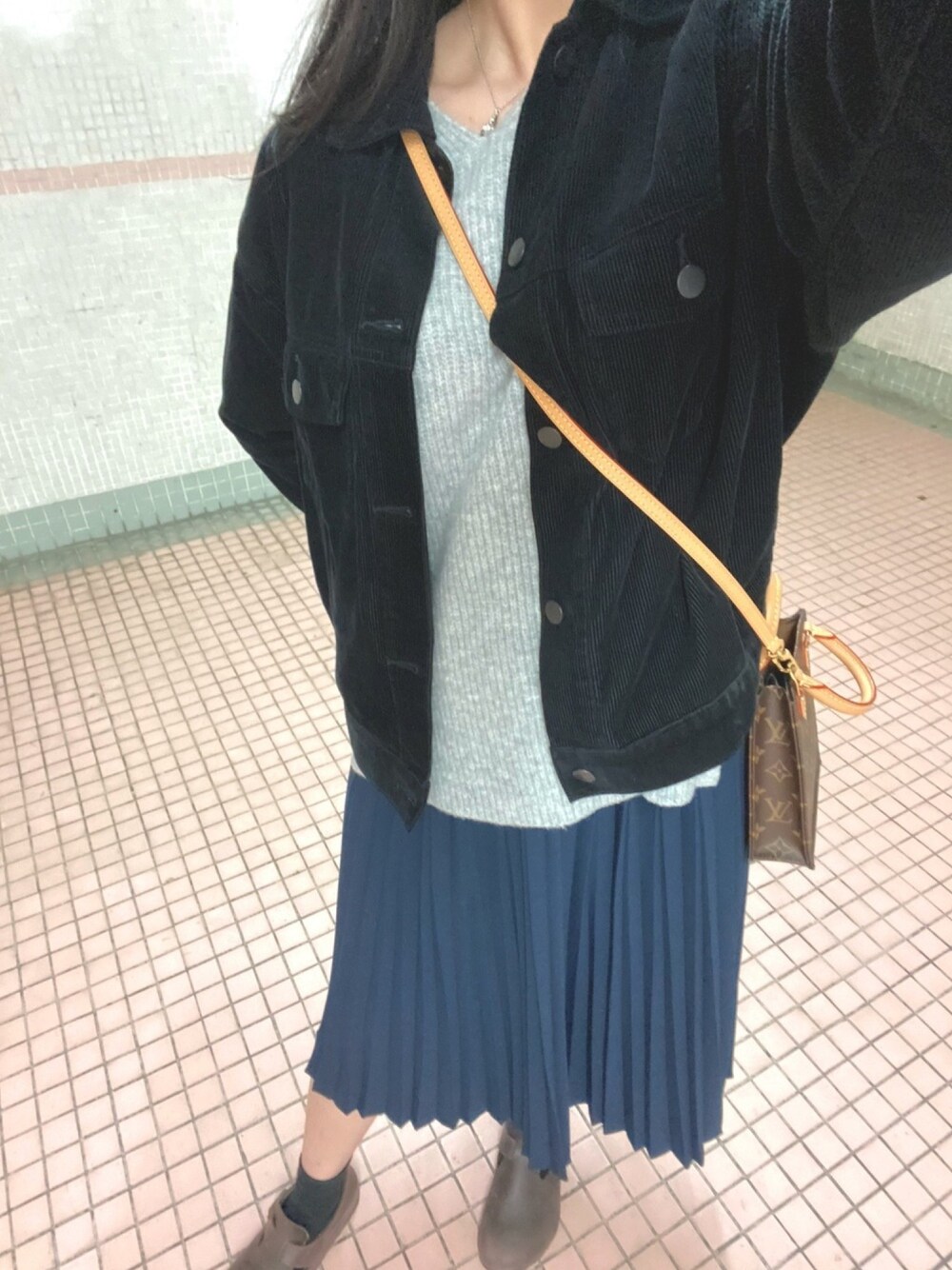 「ootd、春コーデ、今日のコーデ、女の子、低身長、LouisVuitton、UNIQLO、birkenstock、PENHALIGON'S」｜「Vivienne Westwoodの63020111/SORADA SMALL BAS RELIEF PENDANT（ネックレス、シルバー系）」を使った、K.Lさん（レディース・162cm）の春コーディネートの1枚目の写真