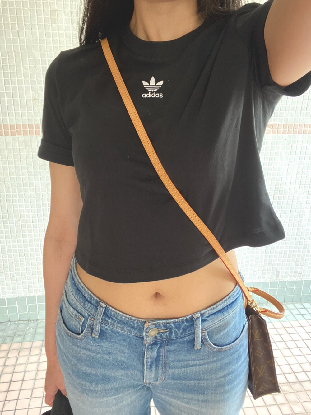 「ootd、春コーデ、今日のコーデ、女の子、低身長、adidas originals、LouisVuitton、HOLLISTER」｜「adidas Originalsのアイテム（トップス、ブラック系）」を使った、K.Lさん（レディース・162cm）の春コーディネートの1枚目の写真