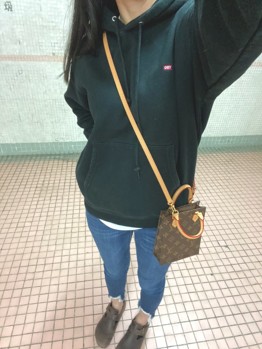 「ootd、春コーデ、今日のコーデ、女の子、低身長、OBEY、LouisVuitton、American Eagle、birkenstock」｜「OBEYのアイテム（ジャージ、ブラック系）」を使った、K.Lさん（レディース・162cm）の春コーディネートの1枚目の写真