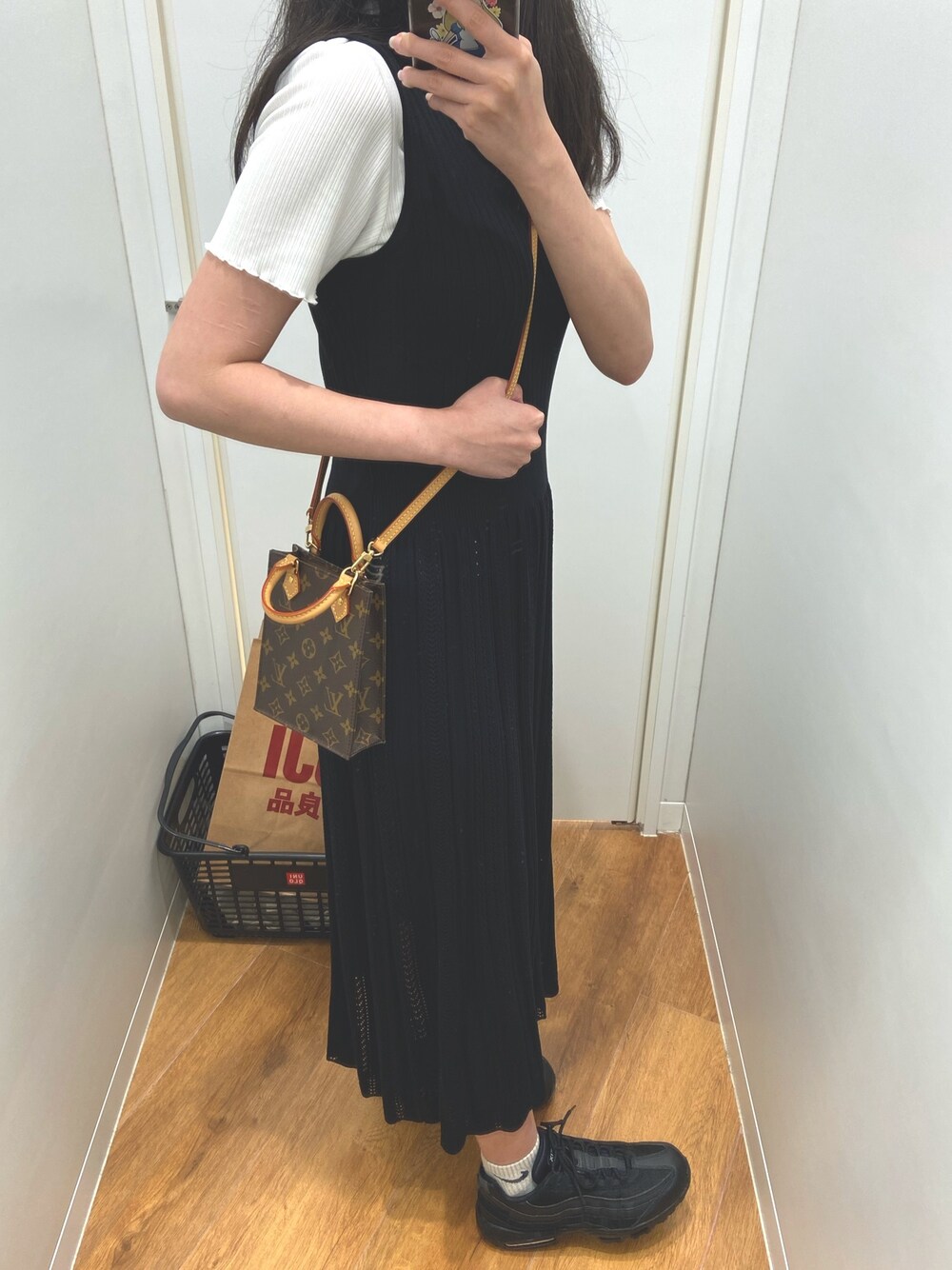 「ootd、春コーデ、今日のコーデ、女の子、低身長、LouisVuitton、GU、nike、diptyque」｜「GUのアイテム（トップス、ホワイト系）」を使った、K.Lさん（レディース・162cm）の春コーディネートの1枚目の写真