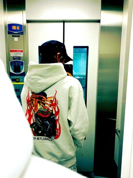 Yum人 is wearing LONELY/論理 "LONELY(論理)/ロンリー/別注GION BITCH HOODIE/グラフィックプリントパーカー"