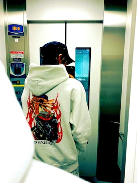 Yum人 is wearing LONELY/論理 "LONELY(論理)/ロンリー/別注GION BITCH HOODIE/グラフィックプリントパーカー"