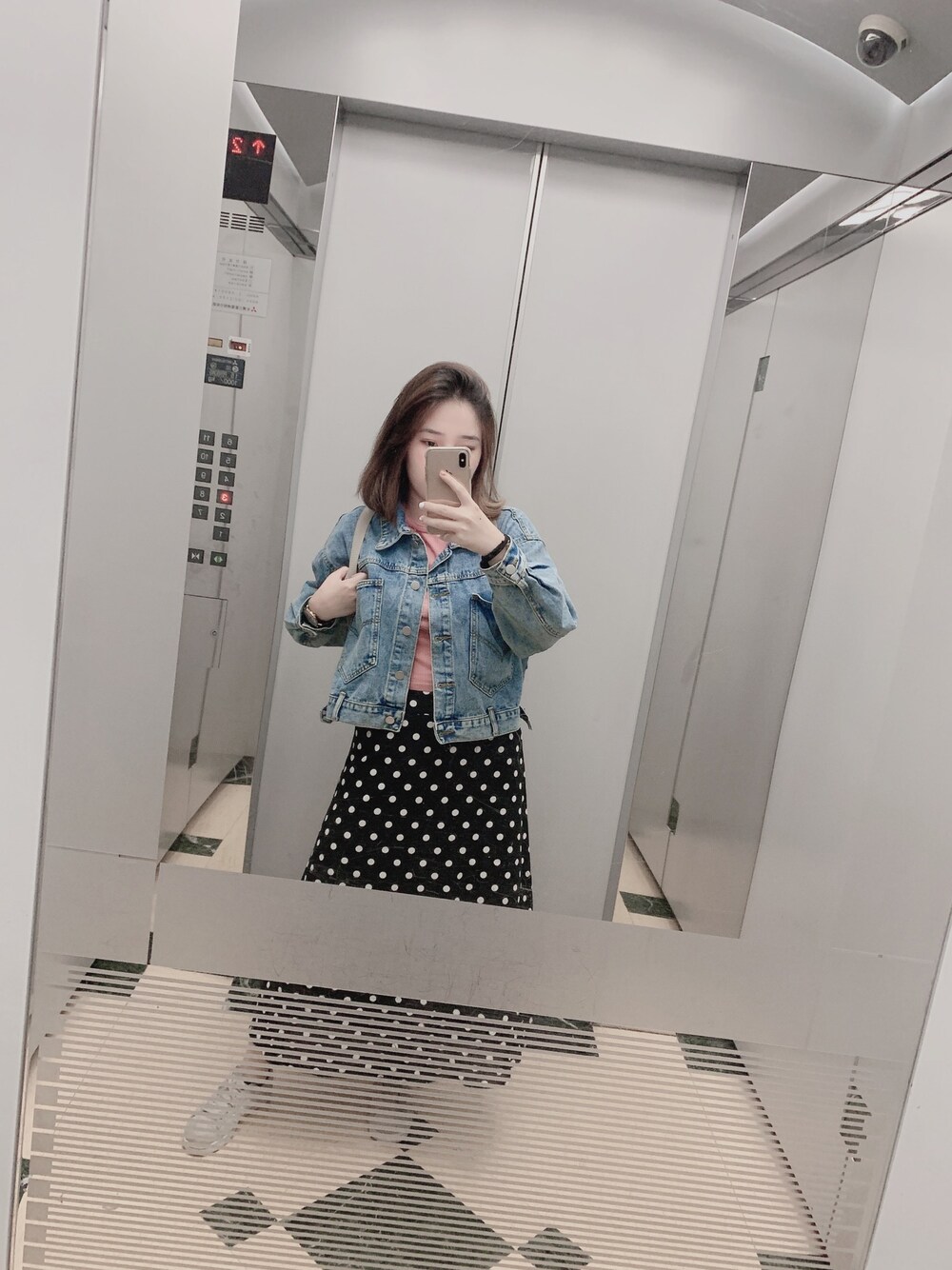 「ootd、ootdtw、black、pink、點點裙、上班、office、office style」｜「淘寶のアイテム（デニムジャケット、ブルー系）」を使った、Engieさん（レディース・155cm）の秋コーディネートの1枚目の写真
