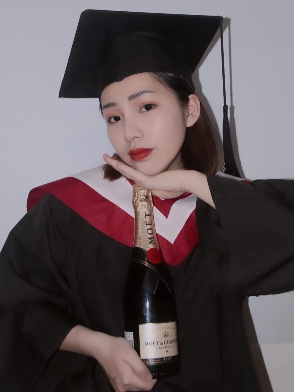 「學士服、ootd、夏、球鞋、PARTY」｜「自有品牌のアイテム（トップス、レッド系）」を使った、Engieさん（レディース・155cm）の春コーディネートの1枚目の写真