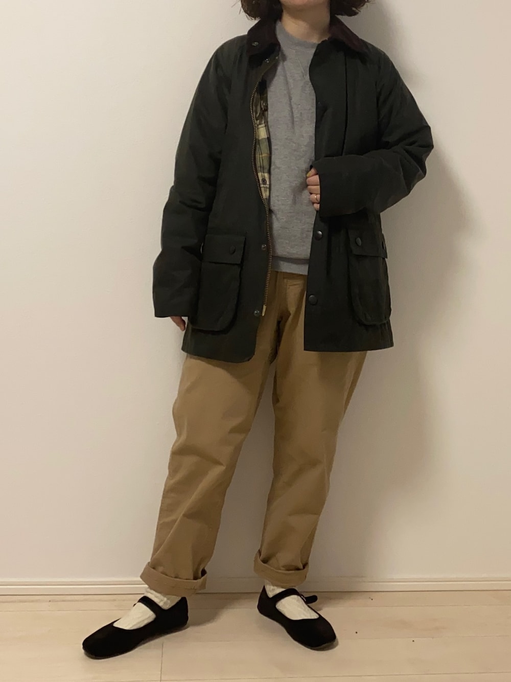 「私の推しブランド、シンプルコーデ、大人カジュアル、barbour、おしゃれさんと繋がりたい、低身長コーデ、メンズライク、ootd、今日のコーデ」｜「BEAMS BOYのアイテム（チノパンツ、ベージュ系）」を使った、𝕞𝕚𝕕𝕦𝕜𝕚さん（レディース・153cm）の冬コーディネートの1枚目の写真