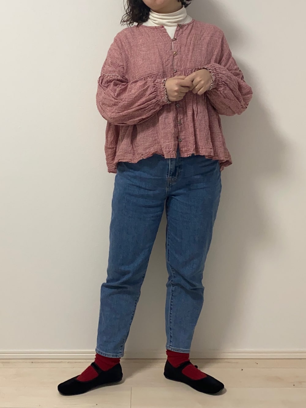 「私の推しブランド、デニムパンツ、タートルネック、古着、カジュアル、ootd、ギンガムチェック、カジュアルコーデ」｜「Levi'sのHigh Waisted Taper（デニムパンツ、ブルー系）」を使った、𝕞𝕚𝕕𝕦𝕜𝕚さん（レディース・153cm）の冬コーディネートの1枚目の写真