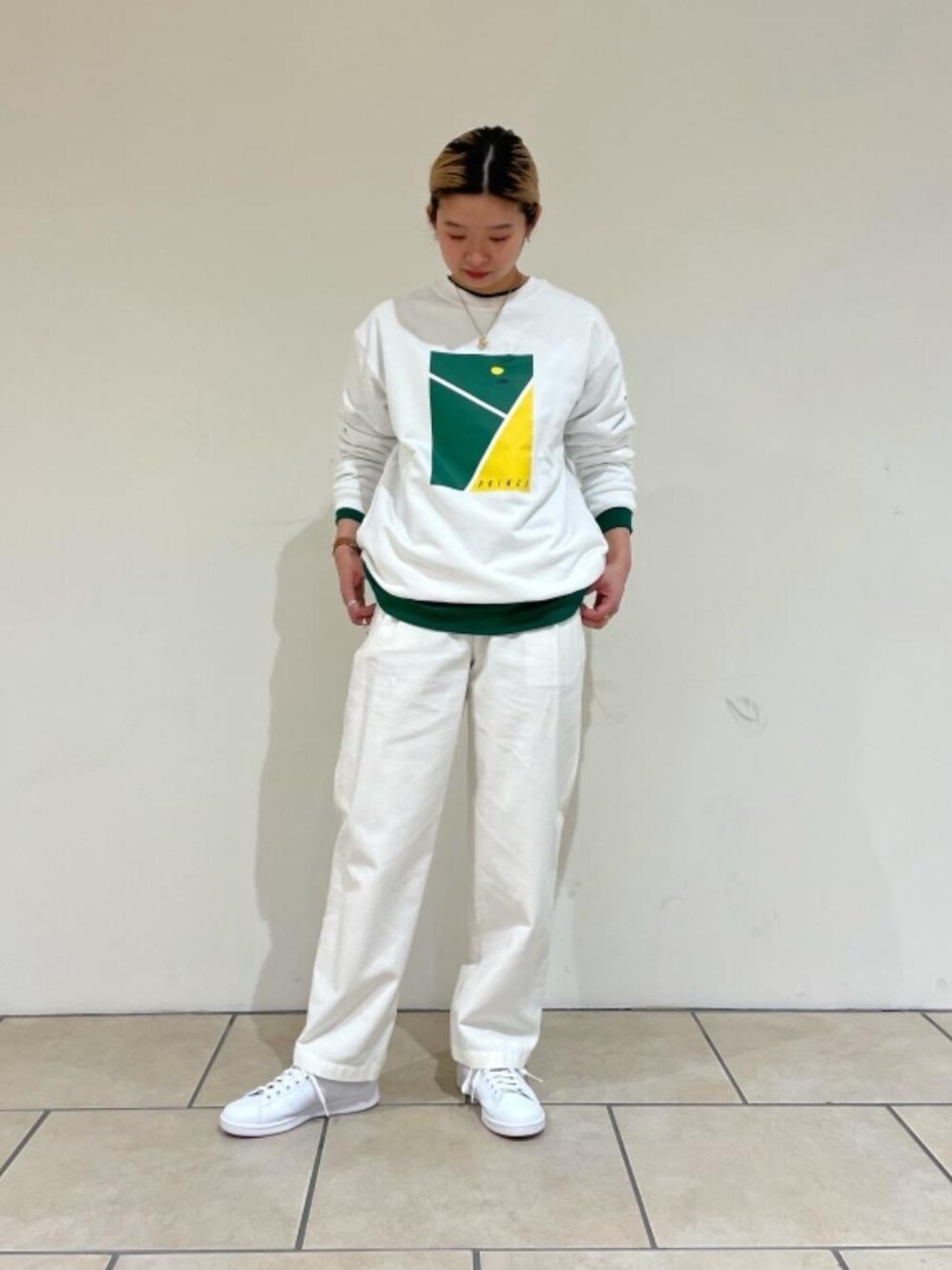 ホワイト系のスニーカー、グリーン系のTシャツ/カットソー、ホワイト系のスウェットを着用したレディースの春コーディネートの1枚目の写真