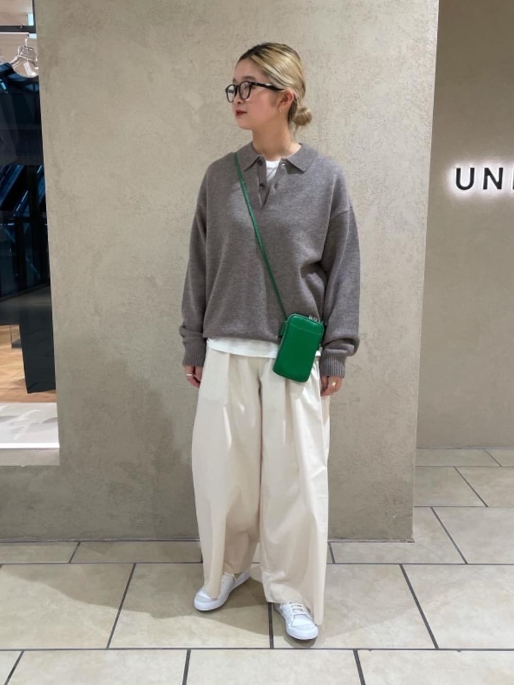 ホワイト系のスニーカー、ホワイト系のその他パンツ、ベージュ系のニット/セーターを着用したレディースの夏コーディネートの1枚目の写真