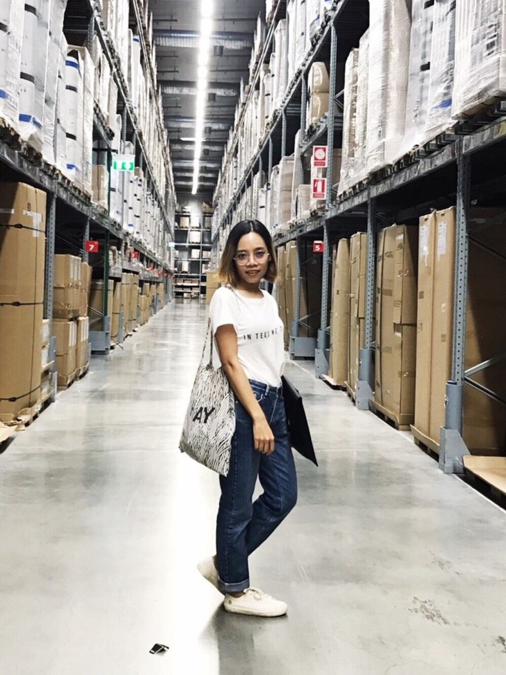 「MANGOのアイテム（Tシャツ/カットソー、ホワイト系）」を使った、Phennapha Tintamoraさん（レディース・152cm）の夏コーディネートの1枚目の写真