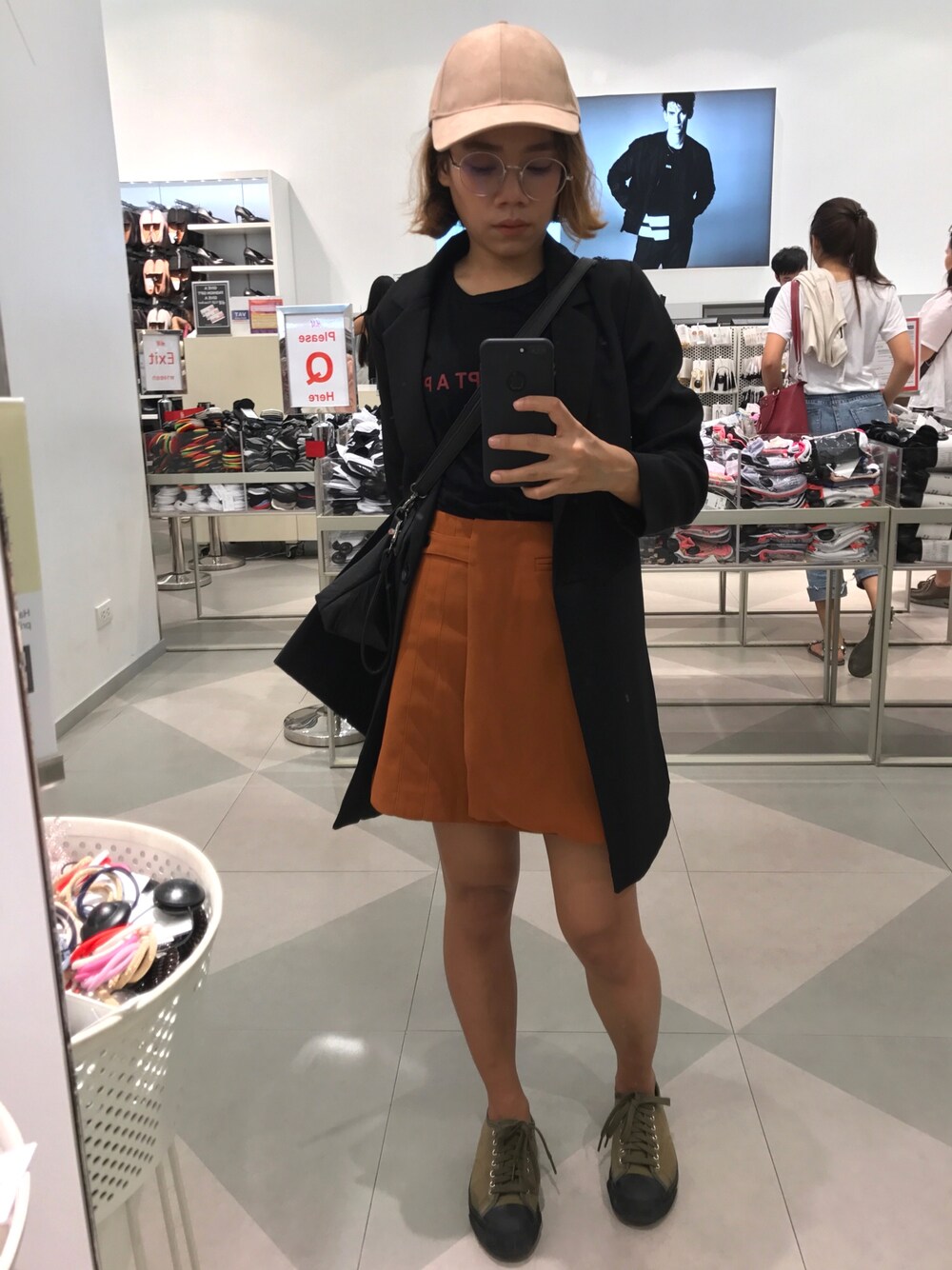 「HAMBURGER STUDIOのアイテム（Tシャツ/カットソー、ブラック系）」を使った、Phennapha Tintamoraさん（レディース・152cm）の夏コーディネートの1枚目の写真