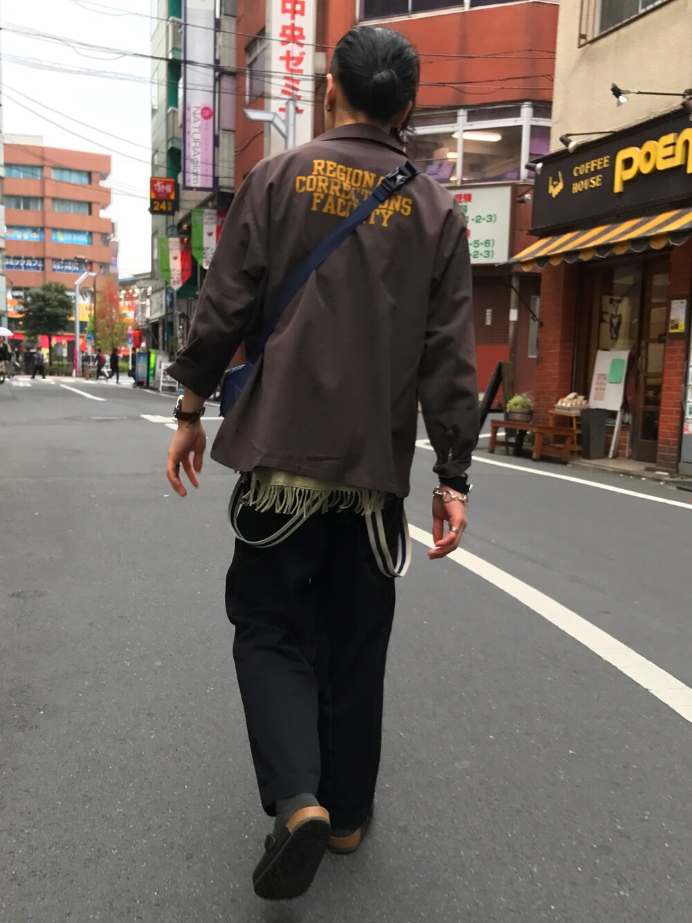 「ロン毛、サスペンダー、黒髪、オトナカジュアル、古着、ビルケンシュトック、birkenstock、高円寺、ブラック、フリンジ」｜「TIMEXのウィークエンダー40mm（アナログ腕時計、ブラウン系）」を使った、kokiさん（メンズ・168cm）の春コーディネートの1枚目の写真