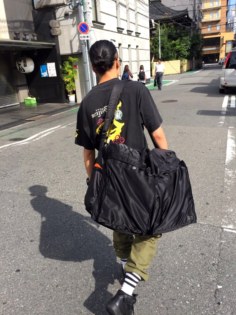 「カーゴパンツ、黒Tシャツ、ロン毛、PORTER、ボストンバッグ、カジュアルコーデ、夏、ootd、古着MIX、夏コーデ」｜「PORTERのアイテム（ボストンバッグ、ブラック系）」を使った、kokiさん（メンズ・168cm）の春コーディネートの1枚目の写真
