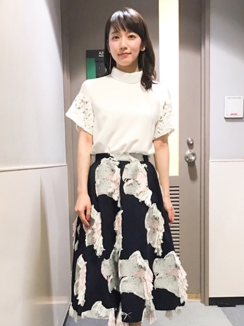 【吉岡里帆さん着用】チュール ミディスカート 吉岡里帆｜AKIRANAKAのTシャツ/カットソーを使った
