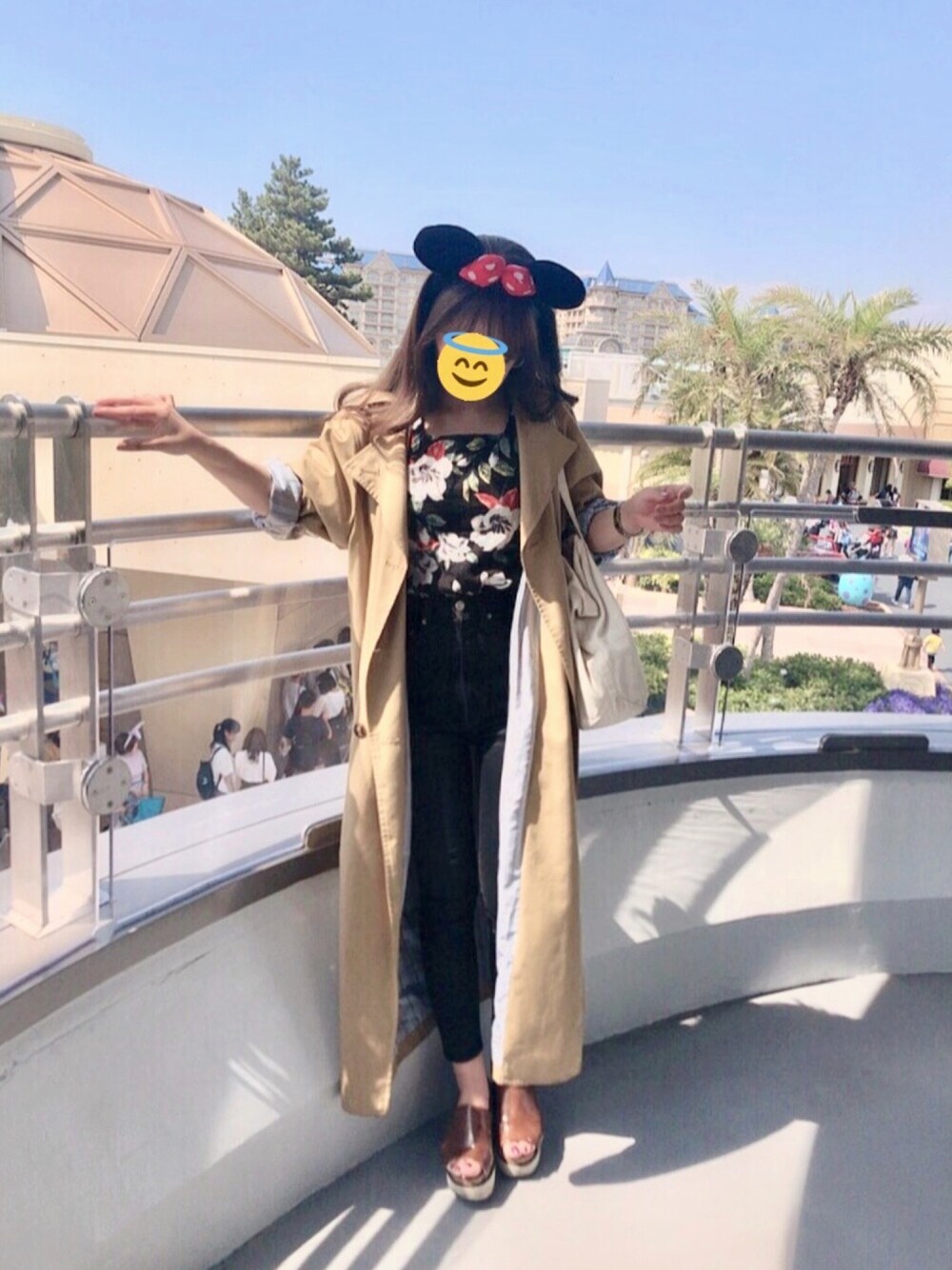 「ディズニー、ディズニーランド、カジュアル、ラクチンコーデ、大人カジュアル、デニムパンツ、サンダル」｜「MOUSSYのアイテム（デニムパンツ、ブラック系）」を使った、saさん（レディース・150cm）の春コーディネートの1枚目の写真