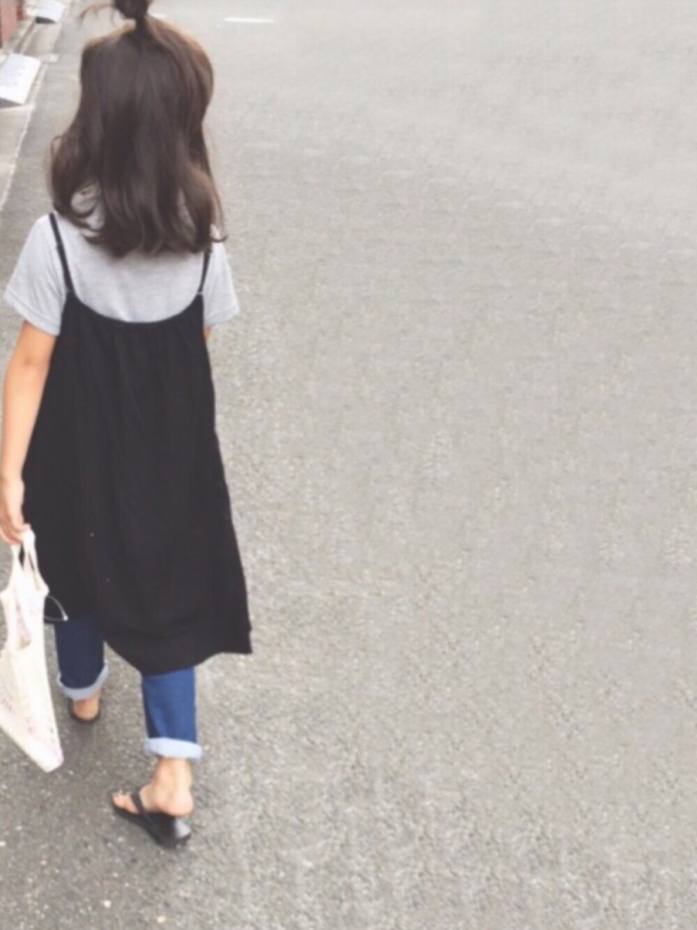 「kids、キッズファッション、女の子、カジュアルコーデ、夏コーデ、Tシャツ、ワンピース、スキニーデニム、ラフ、ビーチサンダル」｜「GLOBAL WORKの【キッズ】Tシャツキャミセットワンピース/746582（ワンピース、ブラック系）」を使った、yuuunaさん（キッズ・110cm）の夏コーディネートの1枚目の写真