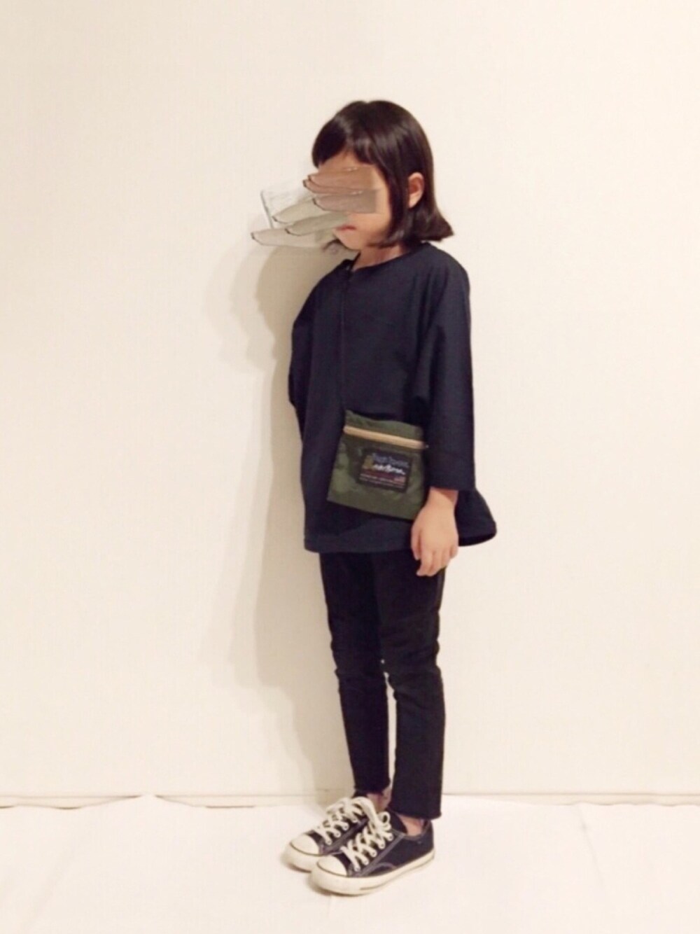 「kids、キッズコーデ、大人カジュアル、ootd、おんなのこ、シンプル」｜「URBAN RESEARCH DOORSのDOORS オーガニックドルマンTシャツ(KIDS)（Tシャツ/カットソー、ブラック系）」を使った、yuuunaさん（キッズ・110cm）の秋コーディネートの1枚目の写真