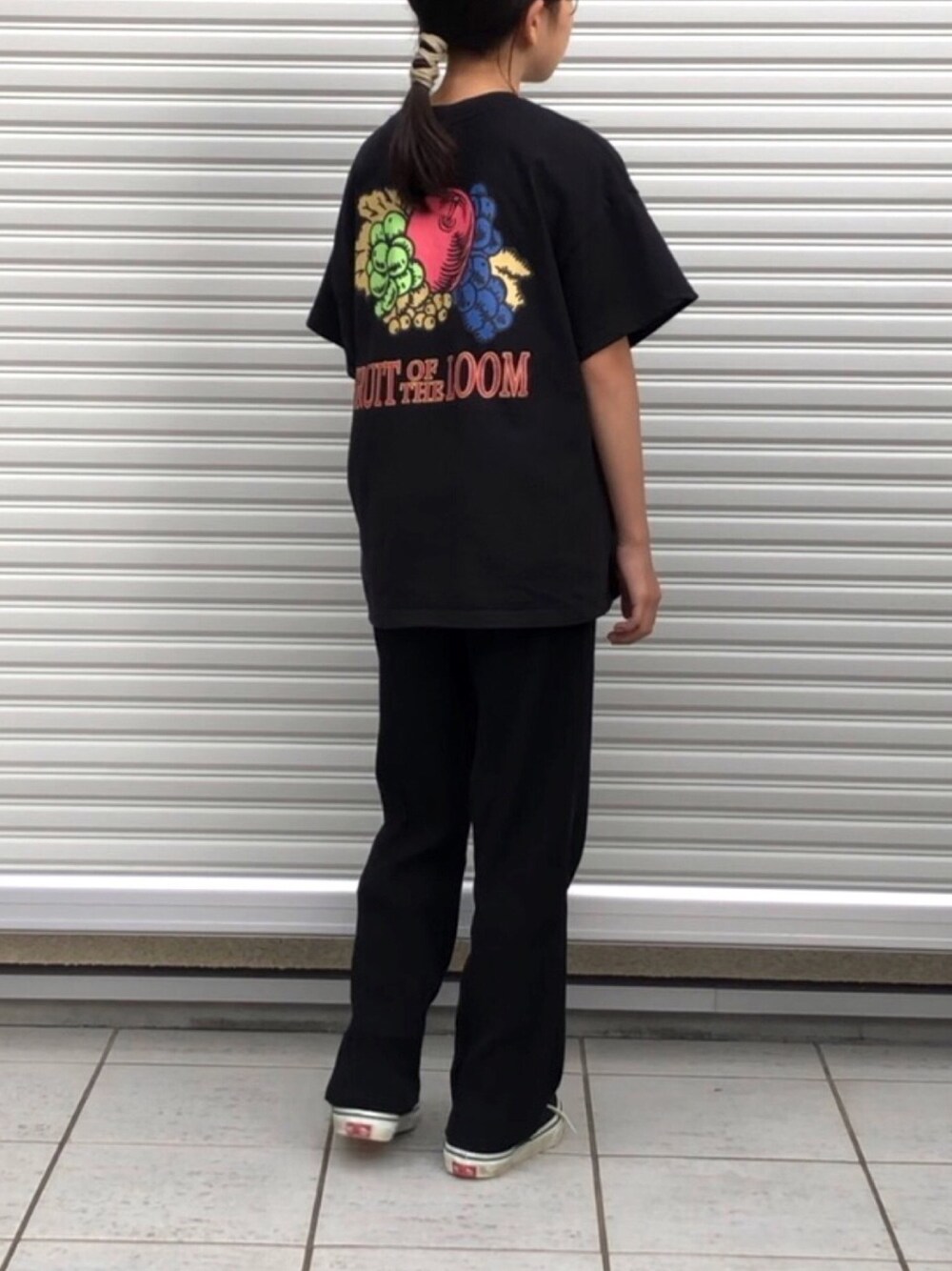 「キッズコーデ、Tシャツ、ビッグシルエット、バックプリント、FRUIT OF THE LOOM、これが私をアゲる服、リブパンツ、スニーカー、VANS」｜「FRUIT OF THE LOOMの【FRUIT OF THE LOOM】レトロ風プリントTシャツ／バックプリント（80～160cm）（Tシャツ/カットソー、ブラック系）」を使った、yuuunaさん（キッズ・138cm）の春コーディネートの1枚目の写真