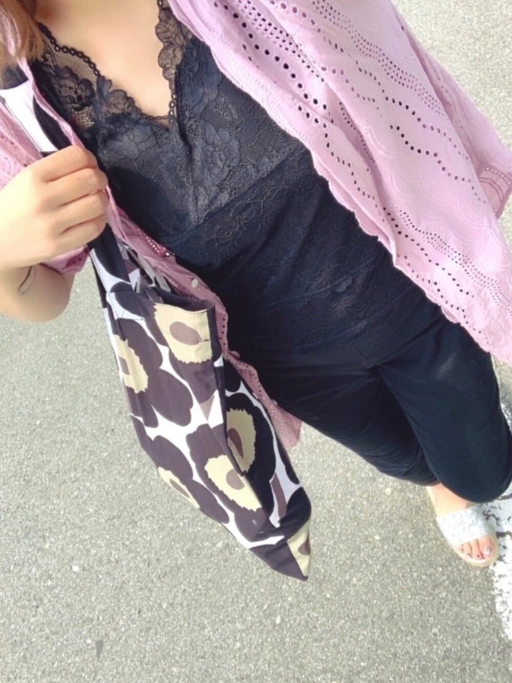 「夏、サンダル、おしゃれさんと繋がりたい、大人ガーリー、ワンピース、花柄、マリメッコ、ピンク、レース、GU」｜「忘れましたのアイテム（トップス、ピンク系）」を使った、ひかさん（レディース・157cm）の夏コーディネートの1枚目の写真