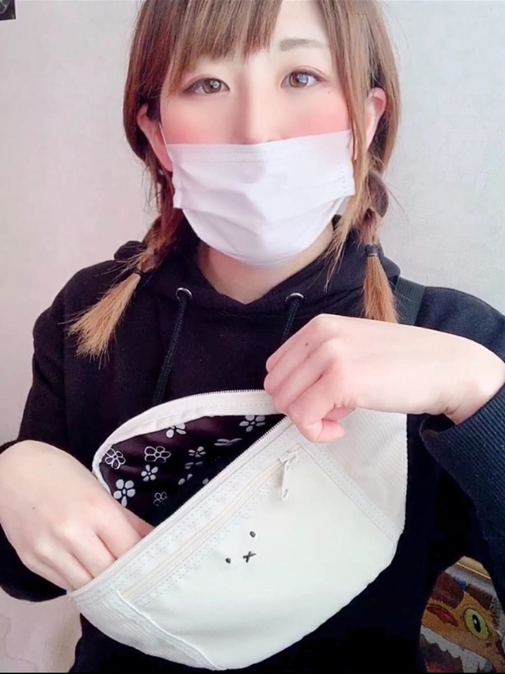 「シンプル、おしゃれさんと繋がりたい、ママコーデ、オトナカジュアル、ショルダーバッグ、ブラック、ホワイト、モノトーン、パーカー、サンダル」｜「merry jennyのクロスリボンベルクロサンダル（サンダル、ブラック系）」を使った、ひかさん（レディース・157cm）の春コーディネートの1枚目の写真