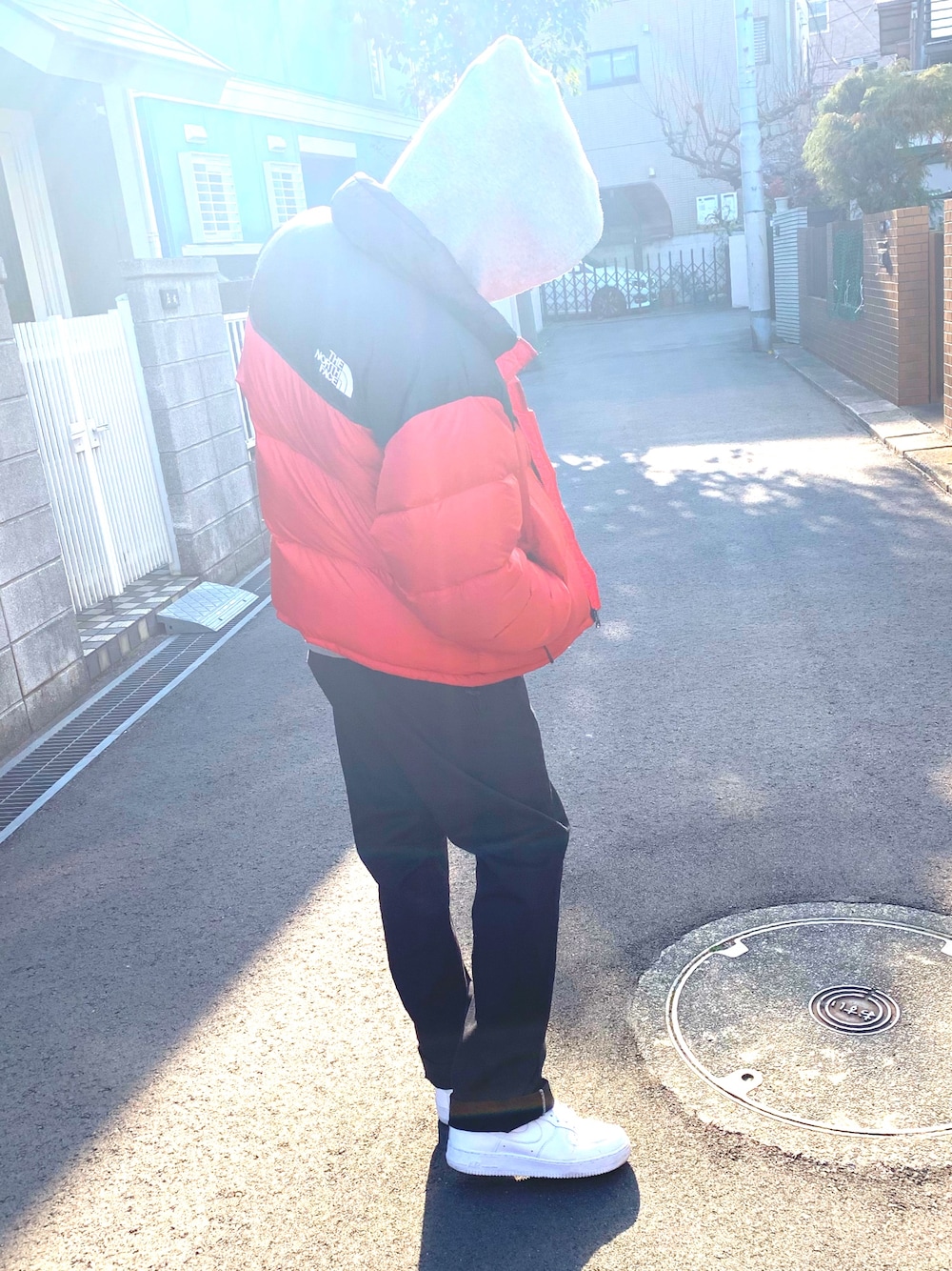 「おしゃれさんと繋がりたい、ビッグシルエット、高校生、ナイキ、ストリート、ストリート系、スケータースタイル」｜「THE NORTH FACEのTHE NORTH FACE NUPTSE JACKET（ダウンジャケット/コート、レッド系）」を使った、【藤井彪雅】美容学生さん（メンズ・178cm）の春コーディネートの1枚目の写真