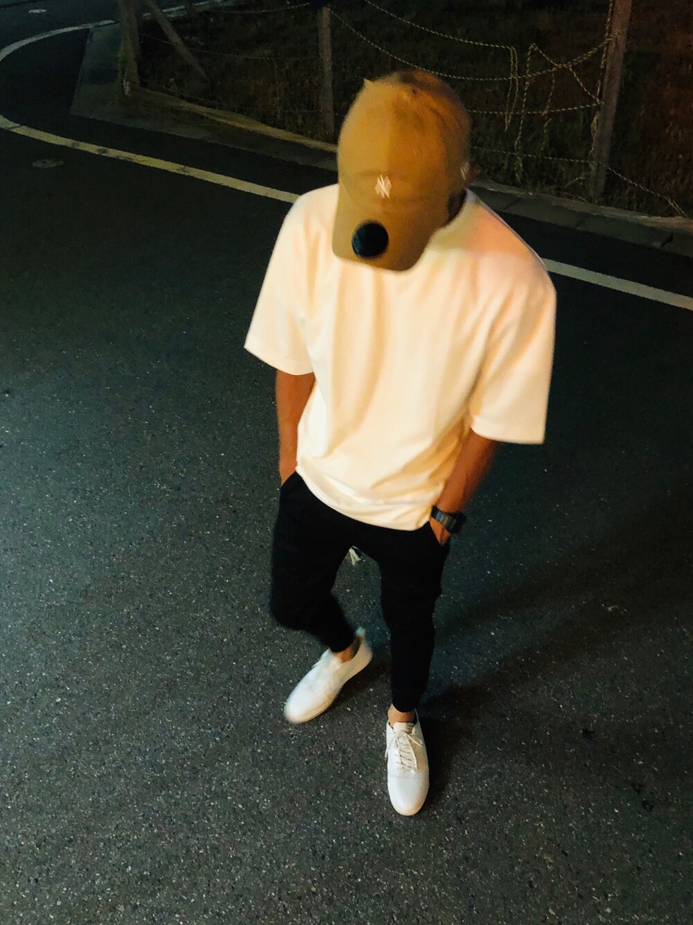 「シンプル、きれいめカジュアル、ユニクロ、白Tシャツ」｜「NEW ERAのオンスポッツ別注 ニューエラ キャップ 9THIRTY NEW ERA（キャップ、ベージュ系）」を使った、kentoさん（メンズ・170cm）の夏コーディネートの1枚目の写真